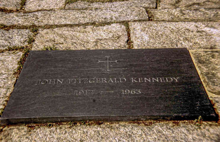 EEUU - Virginia 02 - Arlington - cementerio Nacional de Arlington - tumba de J. F. Kennedy.jpg